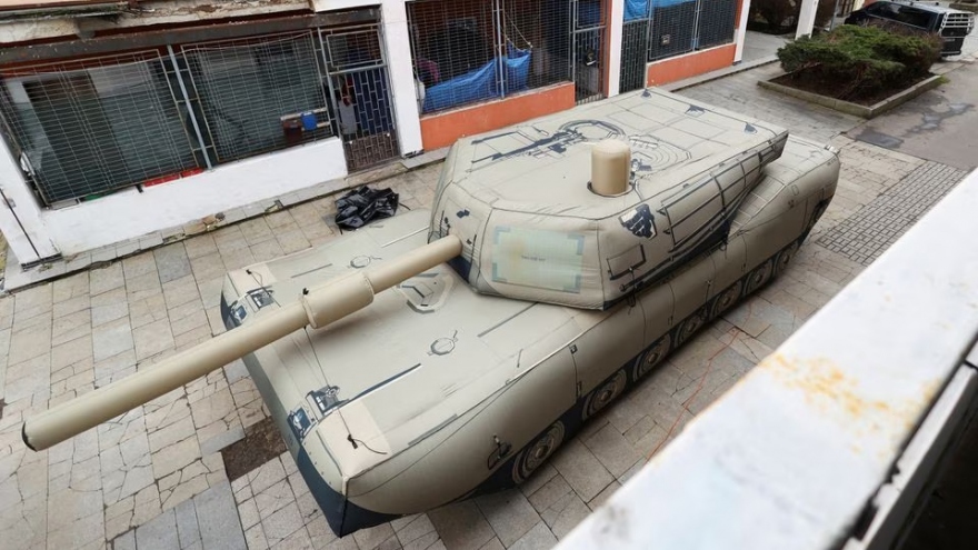 Xe tăng, pháo HIMARS bơm hơi đắt khách giữa xung đột Nga-Ukraine
